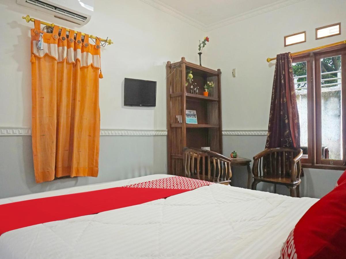 Oyo 90369 An Nur Family Homestay Syariah Cigombong Екстер'єр фото
